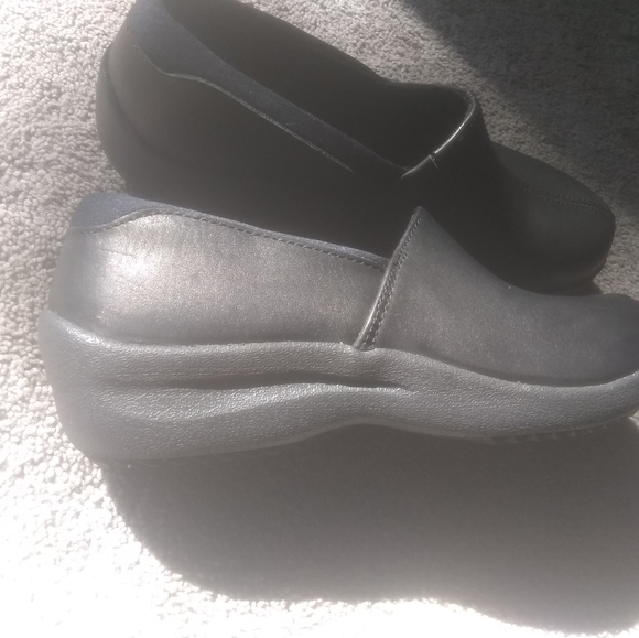 Skechers - Picture 2 of 4